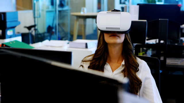 Weibliche-Führungskraft-mit-virtual-Reality-Kopfhörer