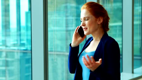 Weibliche-Führungskraft-telefonieren-mit-Handy