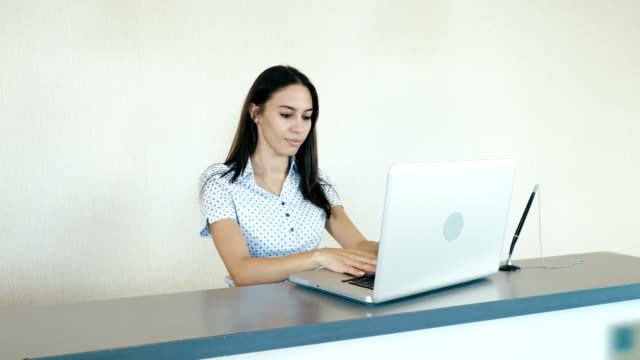 Mujer-joven-trabajando-en-una-computadora