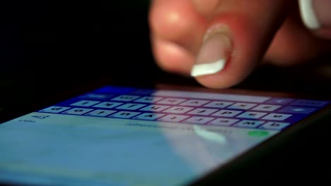 Mensajes-de-texto-de-mujer-pirata-en-un-iPhone-smartphone-extreme-closeup,-Sony-uhd-disparar,-vídeo-valores
