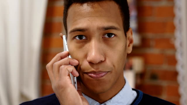 Gesprächig-afrikanischen-Mann-telefonieren-mit-Handy,-Verhandlung