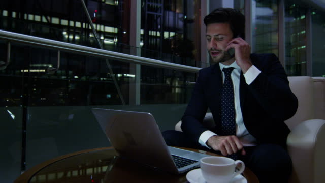 Empresario-del-Medio-Oriente-trabajando-con-teléfono-inteligente-portátil