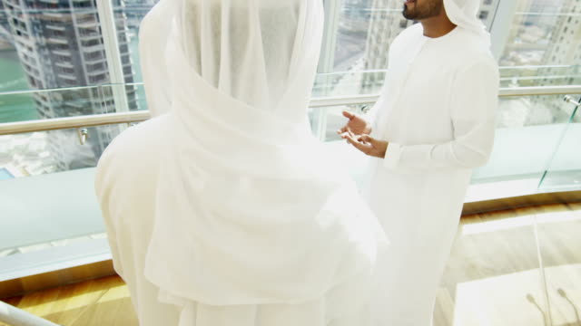 Dubai-männlichen-Kollegen-Handshake-Gruß-Innenstadtbüro