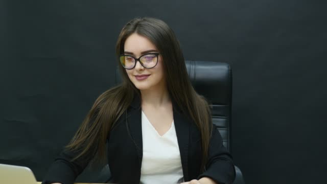 Atractiva-mujer-de-negocio-de-trabajo-con-computadora-en-oficina