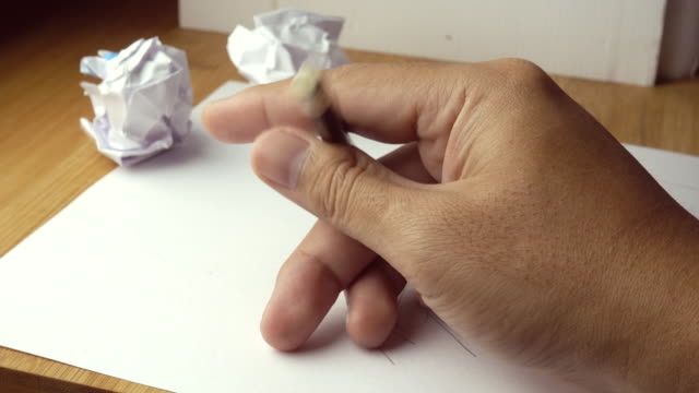 Wenn-keine-Ideen-mit-zerknittertes-Papier,-wackeln-Sie-Bleistifte