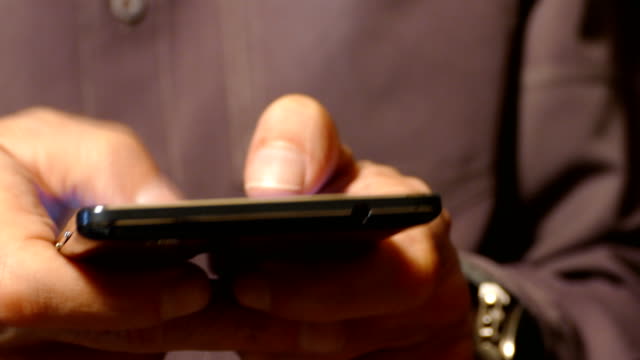 Ein-Mann-auf-einem-Touch-Screen-Smartphone-tippen
