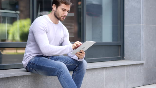 Mujer-de-negocios-usando-tableta-mientras-sentado-fuera-oficina,-navegación-en-línea