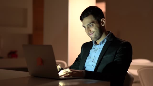 Hombre-de-negocios-trabajando-tarde-en-la-computadora-portátil
