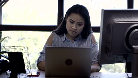 Chica-bastante-étnica-que-trabaja-en-el-escritorio-de-la-computadora