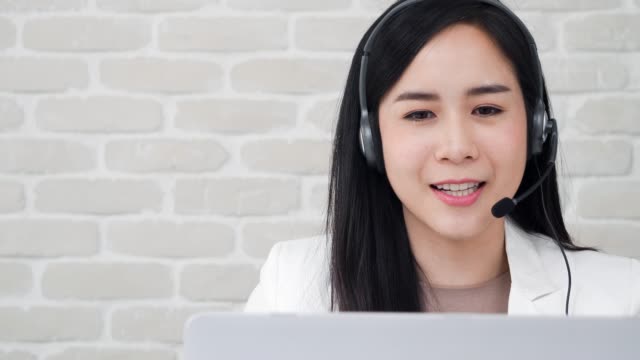 Asiatische-Frau-Betreiber-arbeiten-im-Büro-Call-Center-im-Gespräch-mit-Kunden