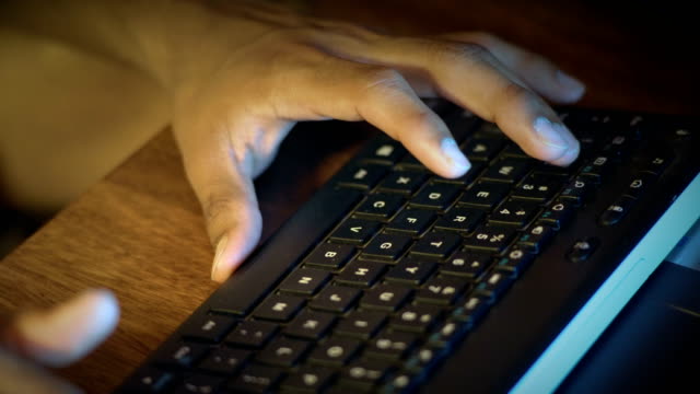 Nahaufnahme,-Hände-eines-indischen-Guy-wählen-Sie-Text-auf-der-Computertastatur