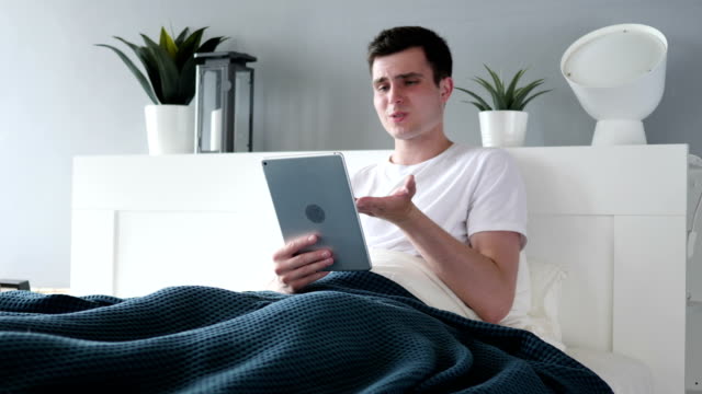 Unterlegene-aufgeregt-Mann-mit-Tablet-im-Bett