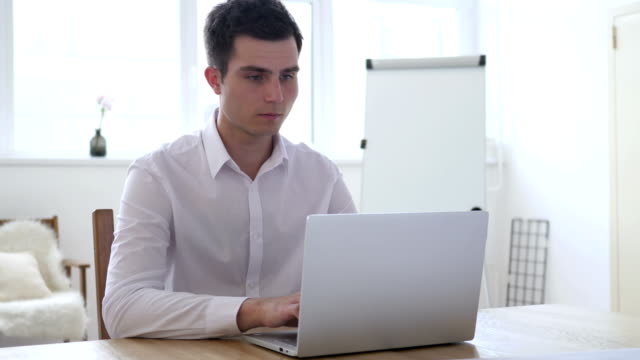 Hombre-de-negocios-trabajando-en-ordenador-portátil-en-la-oficina