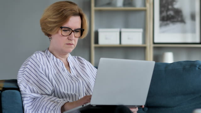 Mujer-Senior-trabajando-en-ordenador-portátil