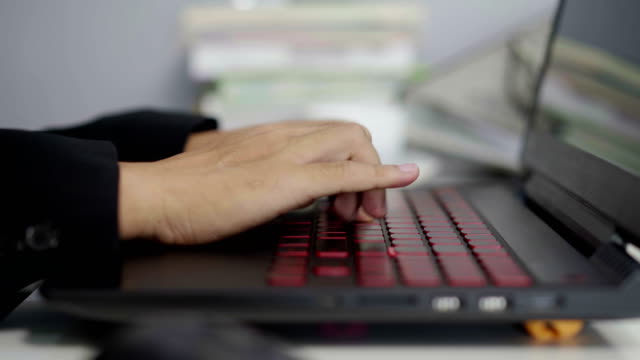 Primer-plano-de-las-manos-escribiendo-en-el-teclado-de-la-computadora-portátil