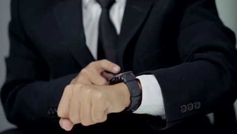 Hand-der-Geschäftsmann-mit-Smartwatch-hautnah