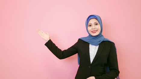 muslimische-Büroangestellter-machen-präsentiert