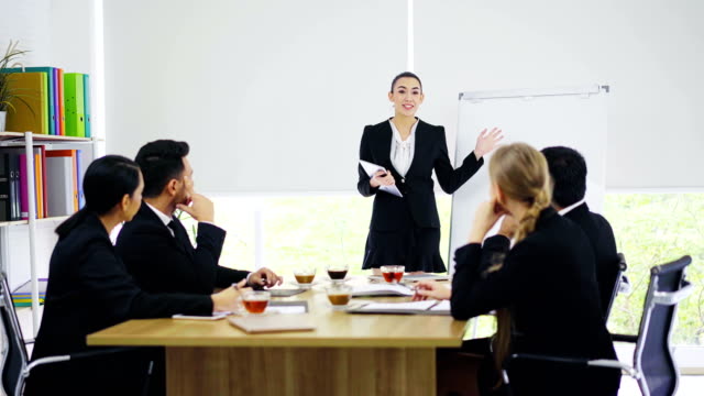 4K-Everyone-at-the-meeting-applauded-businesswoman--with-admiration