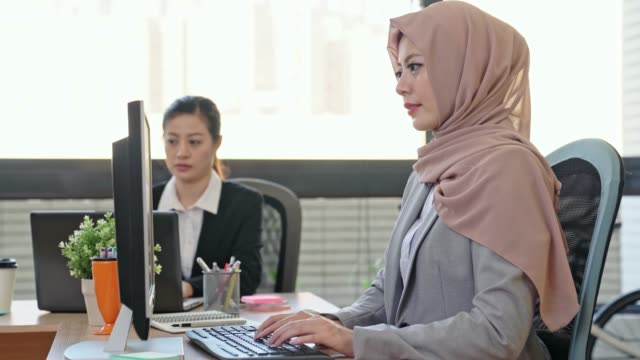 confidence-Muslim-businesswoman-working