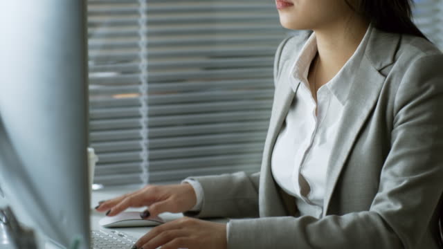 Asiatische-geschäftsfrau-mit-Desktop-Computer-arbeiten