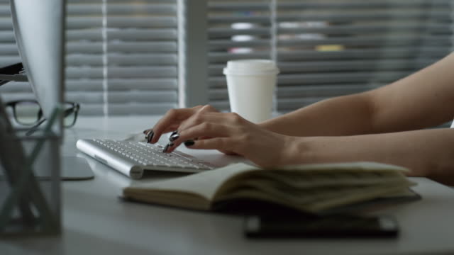 Weiblich-Editor-arbeiten-auf-Desktop-Computer