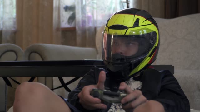 Der-junge-im-Helm-spielt-Video-Spiel