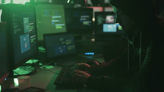 Hacker-de-sombrero-negro-trabajando-en-el-sótano-por-la-noche