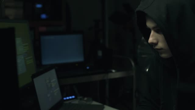 Hacker-mit-seinem-Computer-in-einem-dunklen-Keller-verbindet