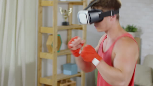 Hombre-usando-VR-gafas-cuando-Shadowboxing