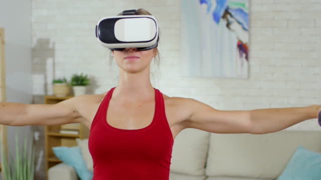 Frau-im-VR-Brille-mit-Hanteln