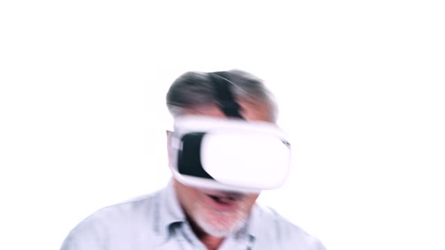 Alter-Mann-versucht-auf-VR-Kopf-gesetzt-isolierten-auf-weißen-Hintergrund.-Senior-asiatischen-Mann-Wiith-VR-Kopfhörer,-aufregend-aussehen.-Senior-Lifestyle-Konzept.