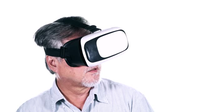 Hombre-viejo-tratando-de-cabeza-VR-conjunto-aislado-en-fondo-blanco.-Senior-hombre-asiático-wiith-VR-receptor-de-cabeza,-emocionante-mirada.-Concepto-de-estilo-de-vida-superior.