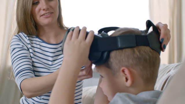 Mutter-Sohn-VR-Brille-aufsetzen