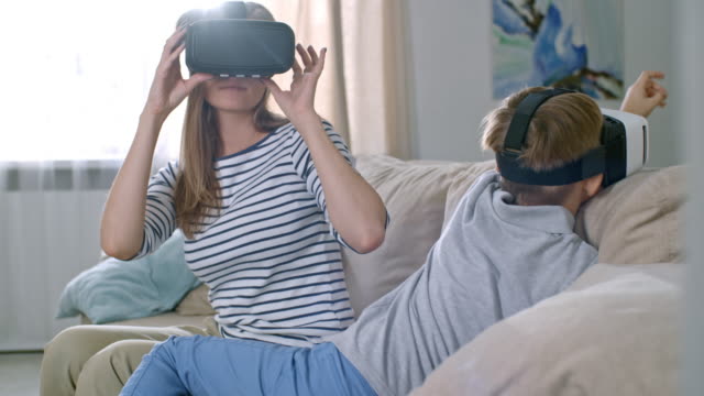 Mujer-y-niño-experimentar-realidad-Virtual