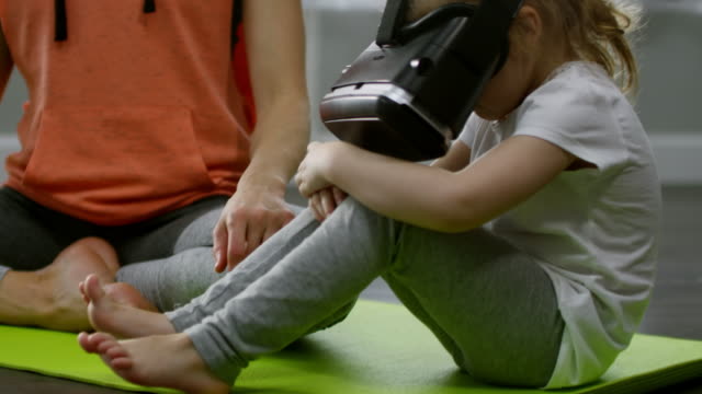 Mutter-und-Kind-tun-Yoga-in-VR-Brille