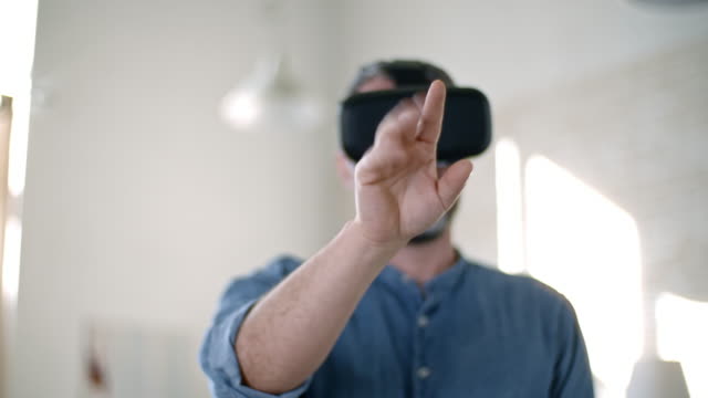 Bärtiger-Mann-arbeitet-in-der-virtuellen-Realität