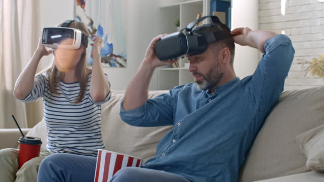 Paar-Film-in-VR-Brille-wird-vorbereitet