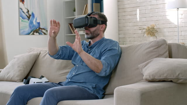 Bärtiger-Mann,-der-arbeitet-in-VR-Kopfhörer