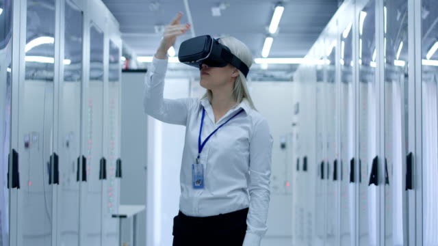 Mujer-que-trabaja-en-gafas-VR-en-central-eléctrica