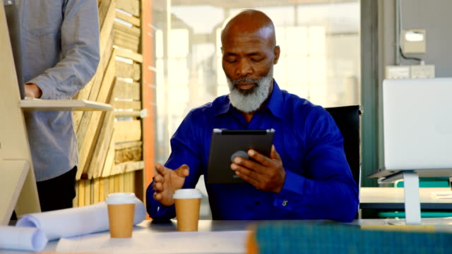 Ejecutivo-de-negocios-tomar-café-durante-el-uso-de-la-tableta-digital-4k