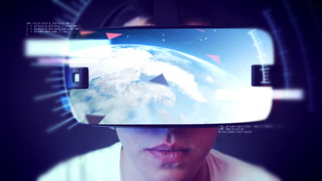Hübscher-junger-Mann-VR-Kopfhörer-tragen-und-virtuellen-Realität-zu-erleben.