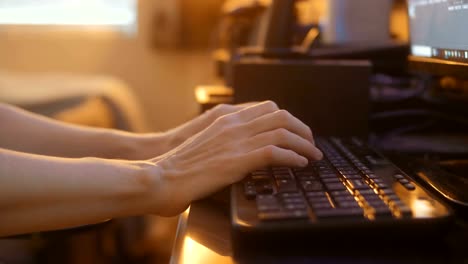Frauenhand-auf-Tastatur-tippen.