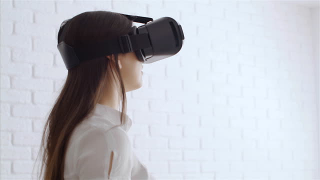 Mujer-joven-tocar-algo-utilizando-gafas-de-realidad-virtual-moderna,-4k