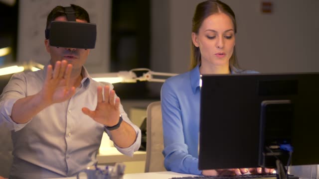 Team-mit-virtual-Reality-Kopfhörer-bei-Nacht