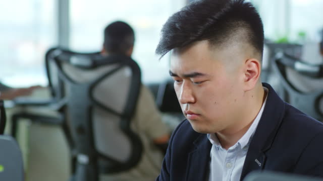 Hombre-asiático-trabaja-en-la-oficina-se-concentró