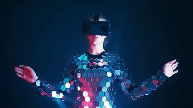 Schöne-junge-blonde-Frau-Rollenspiel-in-VR-Brille-futuristisch-Spiegel-Anzug