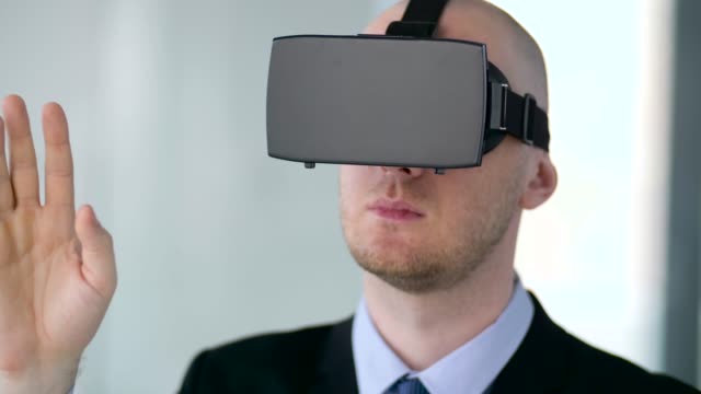 Geschäftsmann-mit-virtual-Reality-Kopfhörer-im-Büro