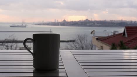 Deslizante,-muñequita-una-taza-de-café,-de-fondo-de-sultanahmet-de-Estambul,-Turquía
