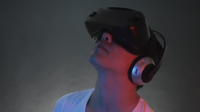 Hombre-joven-lleva-VR-auricular-y-experimentar-la-realidad-Virtual