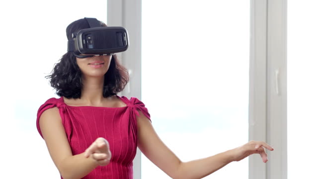 Frau-in-Virtual-Reality-Maske.
